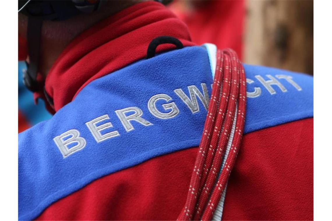 Ein Mann trägt eine Jacke mit der Aufschrift "Bergwacht". Foto: Matthias Bein/zb/dpa/Archivbild