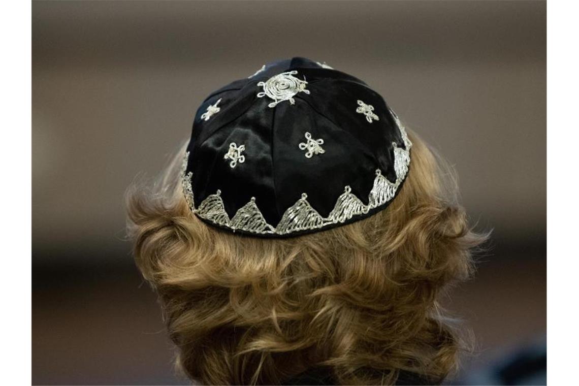 Ein Mann trägt eine Kippa auf dem Kopf. Foto: Soeren Stache/dpa-Zentralbild/ZB/Symbolbild