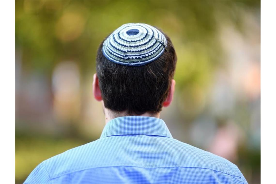 In der Kippa-Debatte warnt Hochschulchef vor Überreaktionen Ein Mann trägt eine Kippa auf dem Kopf. Foto: Uli Deck/Archiv