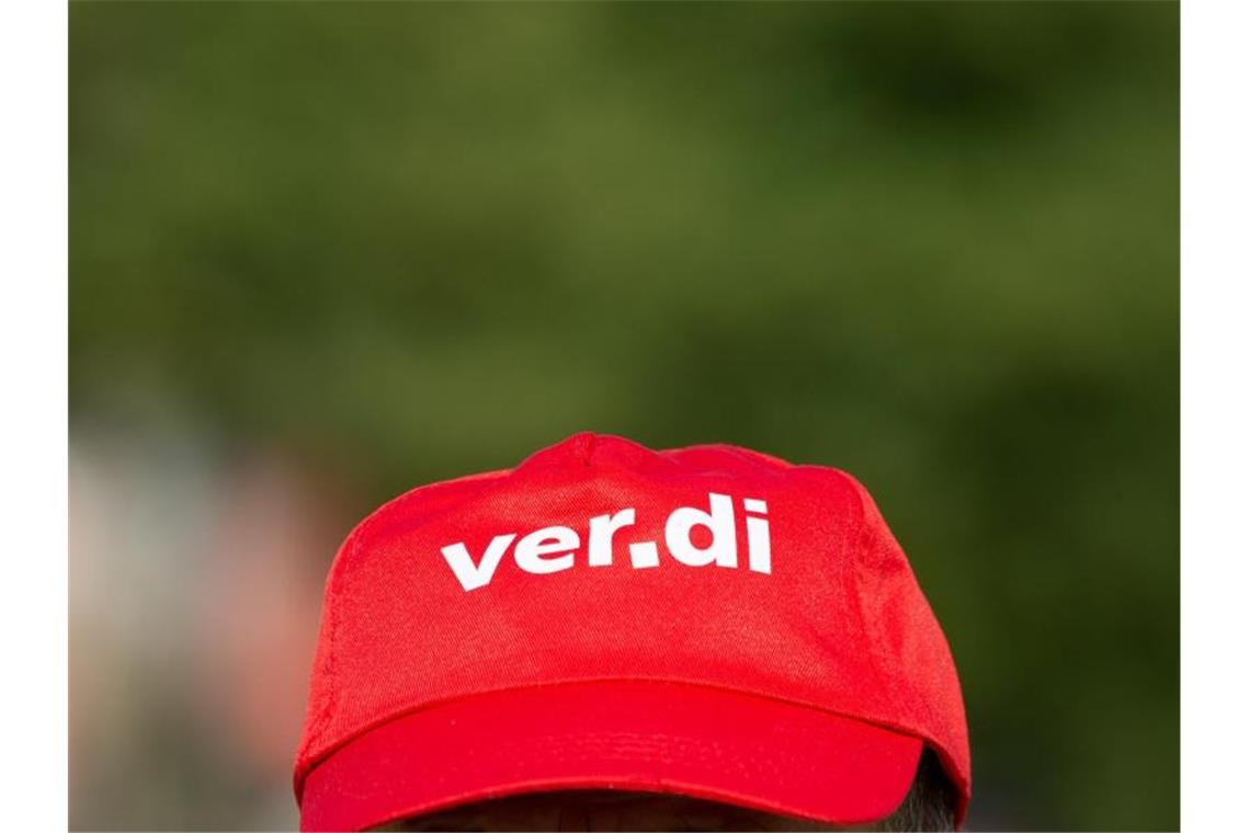 Ein Mann trägt eine Mütze mit dem Verdi-Logo. Foto: Christophe Gateau/dpa/Archivbild