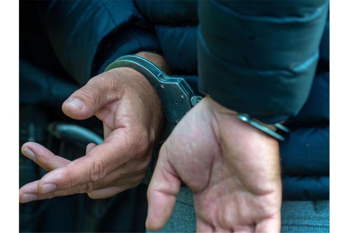 Kontrolle auf der Autobahn führt zu zwei Festnahmen Ein Mann trägt Handschellen. Foto: Stefan Sauer/dpa/Illustration