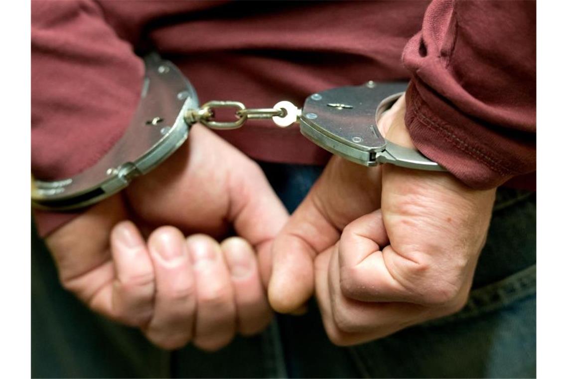 Verdächtiger nach Leichenfund in Tuttlingen festgenommen Ein Mann trägt Handschellen. Foto: Sven Hoppe/dpa/Archivbild