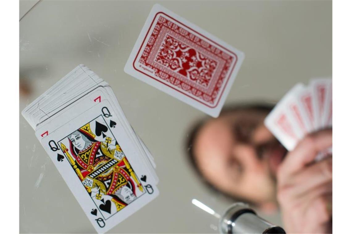 Gedächtnismeisterschaft in Tuttlingen Ein Mann trainiert mit Spielkarten sein Gedächtnis. Foto: Klaut-Dietmar Gabbert/Archivbild