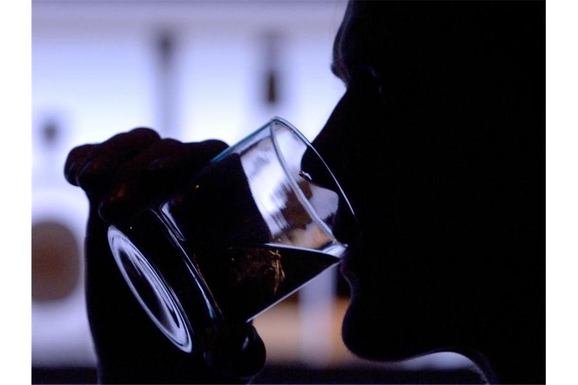 Suchtexperten: Corona-Pandemie führt zu vielen Rückfällen Ein Mann trinkt ein Glas Whiskey mit Eis. Foto: Klaus-Dietmar Gabbert/dpa/Archivbild