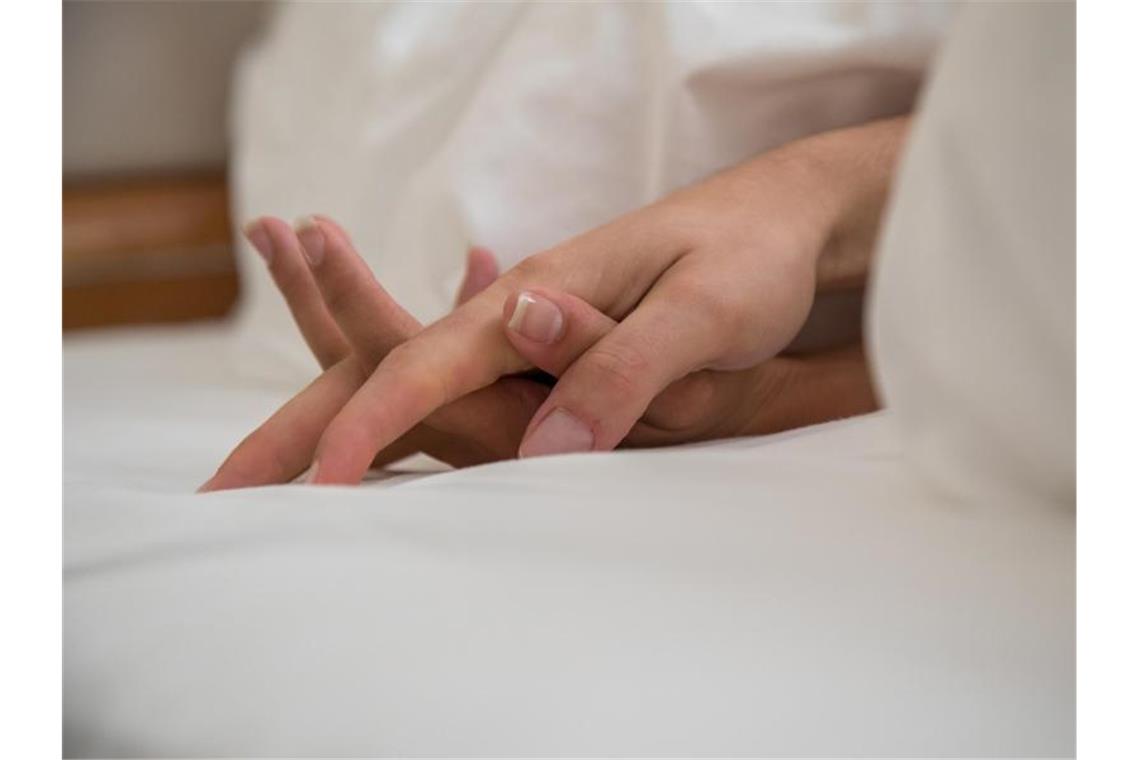 Liebesleben in der Pandemie - mehr Sex, mehr Babys? Ein Mann und eine Frau liegen in einem Bett. Für eine statistisch belastbare Aussage zu Schwangerschaften während Corona sei es noch viel zu früh, sagen Ärzte. Foto: Christin Klose/dpa-tmn/dpa