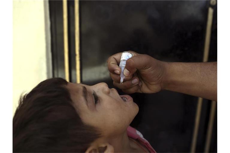 Ein Mann verabreicht einem Kind eine Impfung während einer Polio-Kampagne in Afghanistan. Die UN meldet nun, dass acht Impfhelfer getötet wurden. Foto: Rahmat Gul/AP/dpa