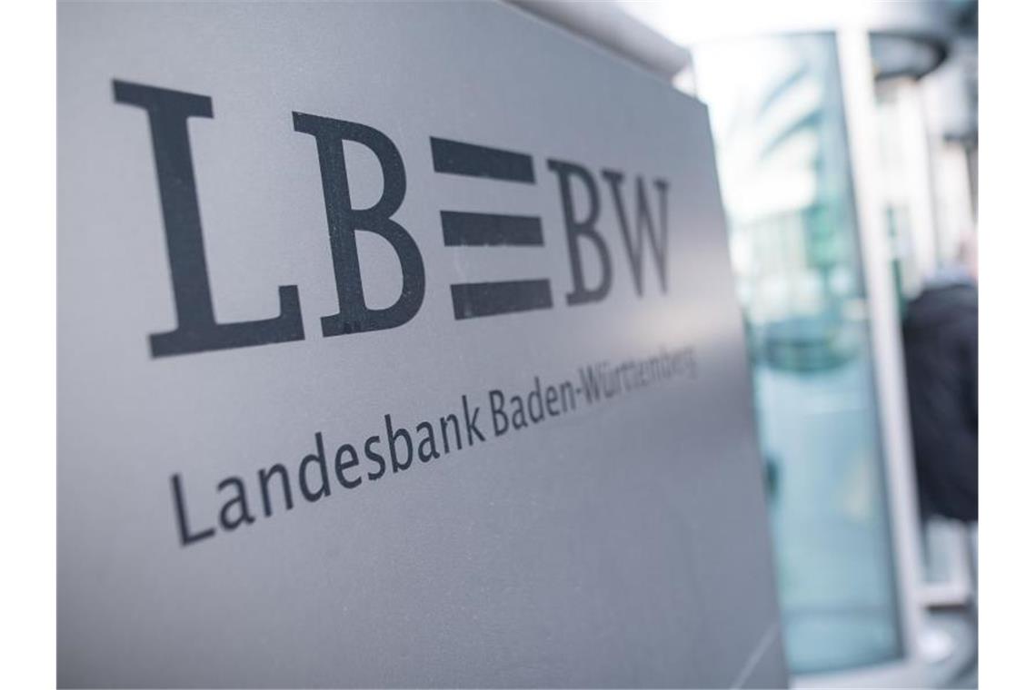Ein Mann verlässt hinter dem Logo der Landesbank Baden-Württemberg das Gebäude der Bank. Foto: Sebastian Gollnow/dpa/Archivbild