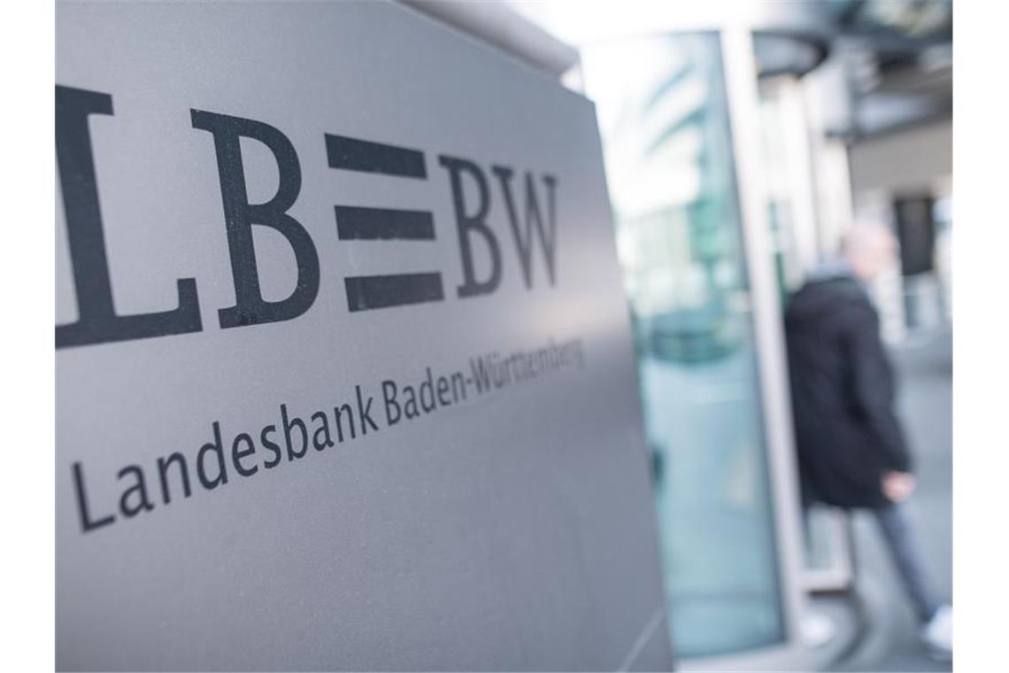 Ein Mann verlässt hinter dem Logo der Landesbank Baden-Württemberg das Gebäude der Bank. Foto: Sebastian Gollnow/dpa/Archivbild
