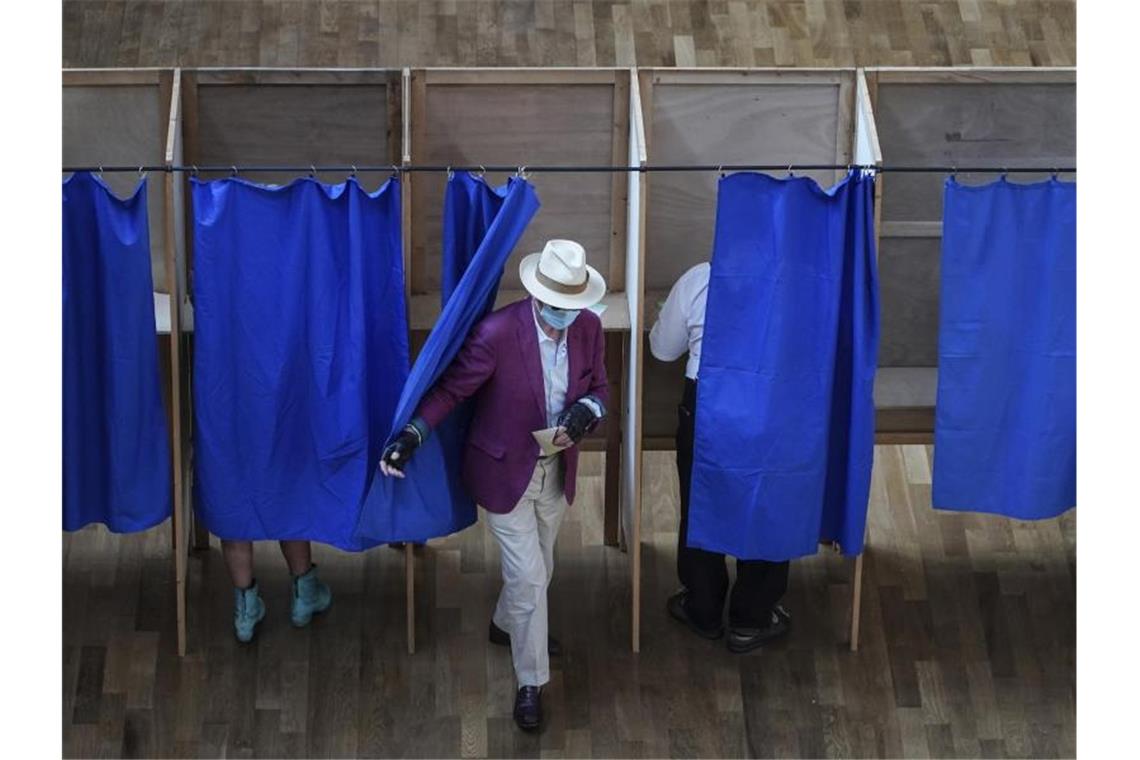 Debakel für Le Pen und Macron bei Regionalwahlen Ein Mann verlässt in einem Wahllokal eine Wahlkabine. Zum zweiten Mal innerhalb einer Woche sind Französinnen und Franzosen zu den Regionalwahlen im Land aufgerufen. Foto: Laurent Cipriani/AP/dpa