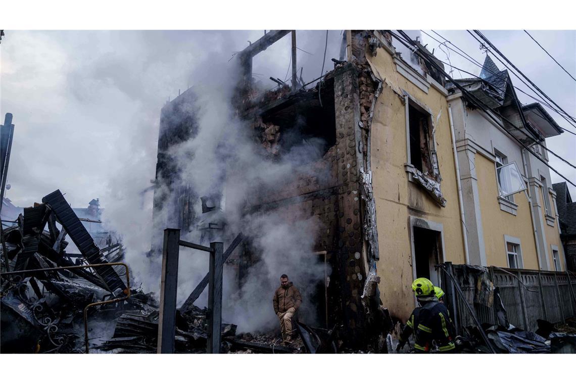 Ein Mann verlässt in Kiew ein zerstörtes Haus.