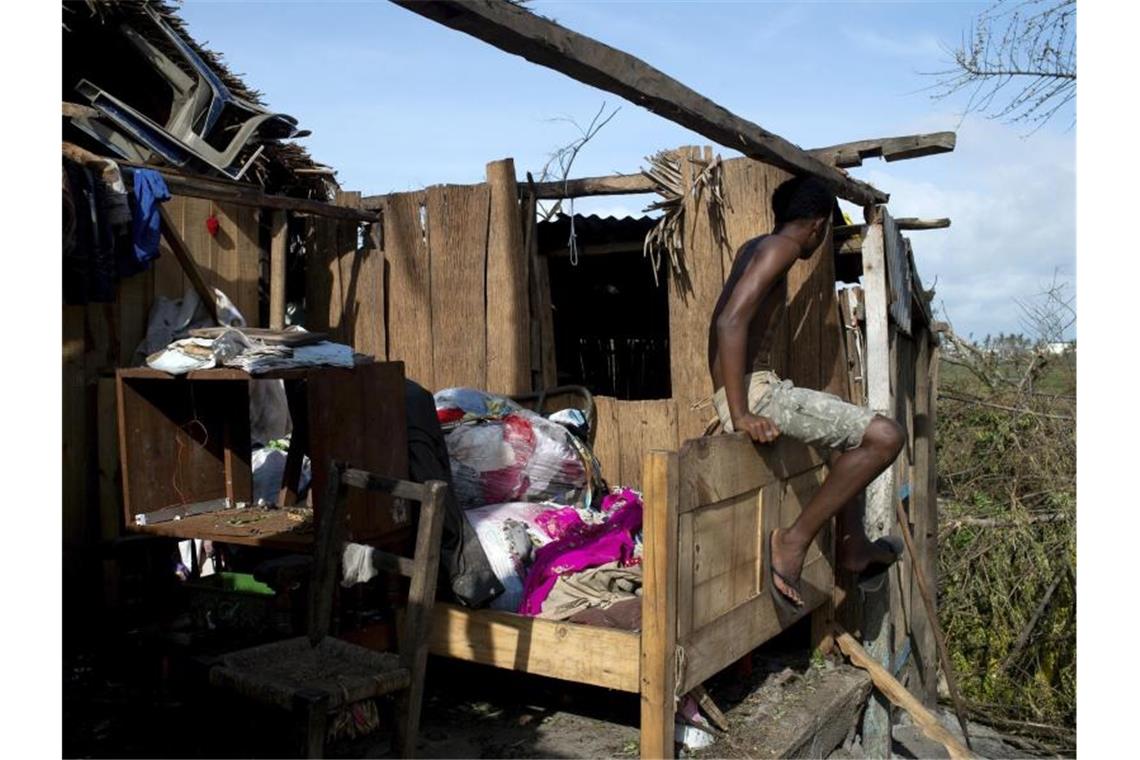 Schäden durch Tropensturm in Madagaskar immer höher Ein Mann vor den Überresten eines Hauses. Foto: Viviene Rakotoarivony/AP/dpa