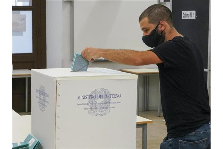 Ein Mann während seiner Stimmabgabe in einem Wahllokal in Rom. Foto: Andrew Medichini/AP/dpa