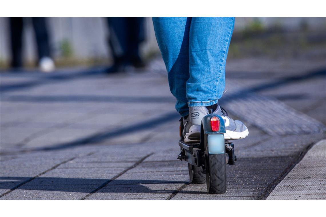 Betrunkener fährt mit E-Scooter über Autobahn Ein Mann war mit einem E-Scooter auf der Autobahn unterwegs (Symbolbild).