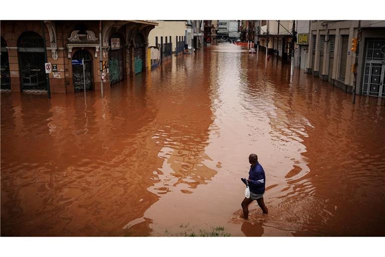 Ein Mann watet in Porto Alegre im brasilianischen Bundesstaat Rio Grande do Sul durch ein von schweren Regenfällen überschwemmtes Gebiet.