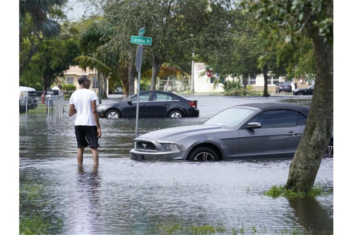 Tropensturm „Eta“ vor Florida Ein Mann watet nach starken Regenfällen, ausgelöst von Tropensturm „Eta“, durch das Hochwasser einer überschwemmten Straße in Fort Lauderdale. Foto: Marta Lavandier/AP/dpa