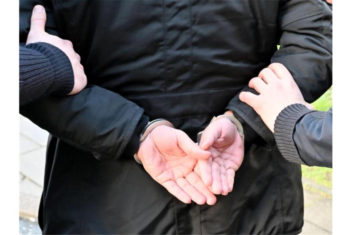 Ein Mann wird festgenommen. Foto: Carsten Rehder/dpa/Symbolbild