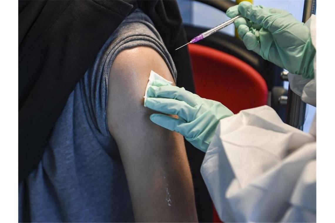 Schlangen vor den Impfbussen: Lucha will weitere Impfteams Ein Mann wird im Impfbus gegen das Coronavirus geimpft. Foto: Kira Hofmann/dpa/Symbolbild