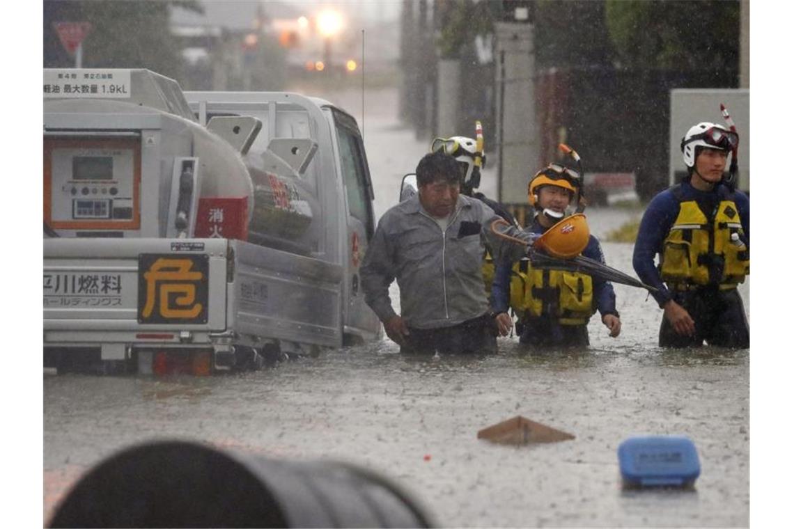 Ein Mann wird in der Provinz Fukuoka von Polizisten gerettet. Die Hoffnung auf weitere Überlebende schwindet. Foto: -/kyodo/dpa