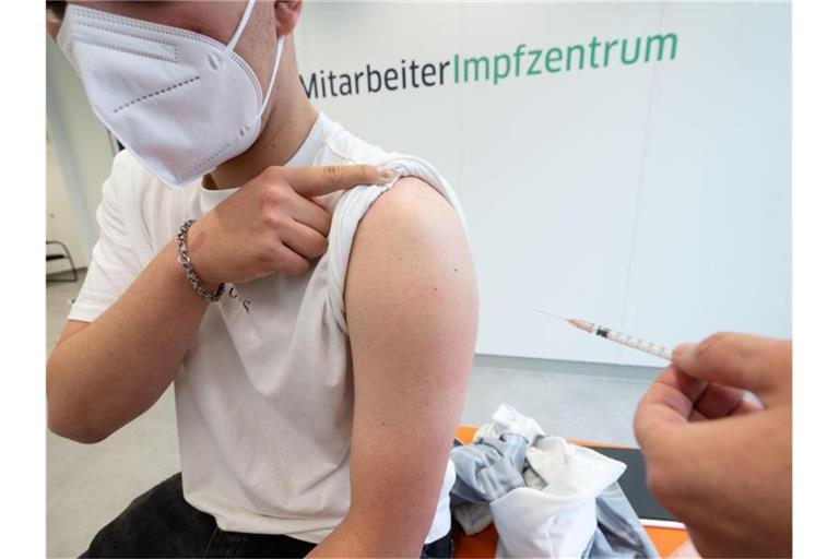 Ein Mann wird mit dem Corona-Impfstoff von Biontech/Pfizer geimpft. Der Virologe Christian Drosten hat vor Rückschlägen für die Corona-Impfkampagne über den Sommer in Deutschland gewarnt. Foto: Marijan Murat/dpa