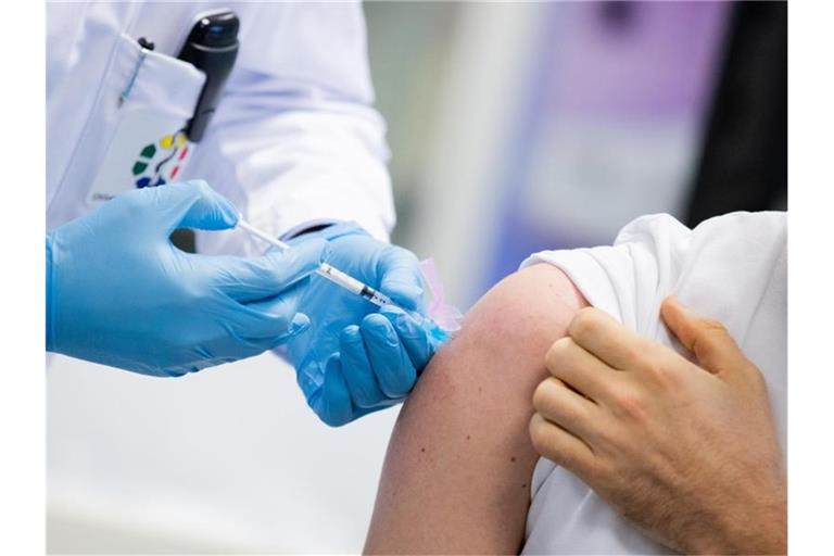 Ein Mann wird mit dem Impfstoff von Moderna gegen Covid-19 geimpft. Foto: Rolf Vennenbernd/dpa/Symbolbild