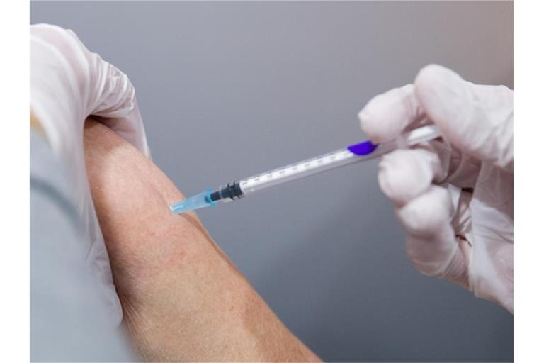 Ein Mann wird von einer medizinischen Fachkraft in einem Impfzentrum gegen das Coronavirus geimpft. (Symbolbild). Foto: Daniel Karmann/dpa