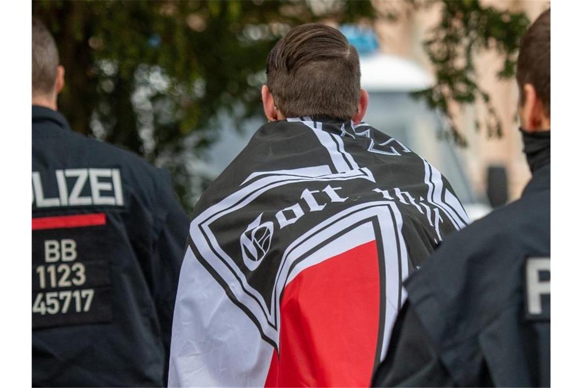 Rund 600 Rechtsextremisten per Haftbefehl gesucht Ein Mann wird während einer Demonstration von sogenannten Reichsbürgern von der Polizei abgeführt. Foto: Christophe Gateau/dpa