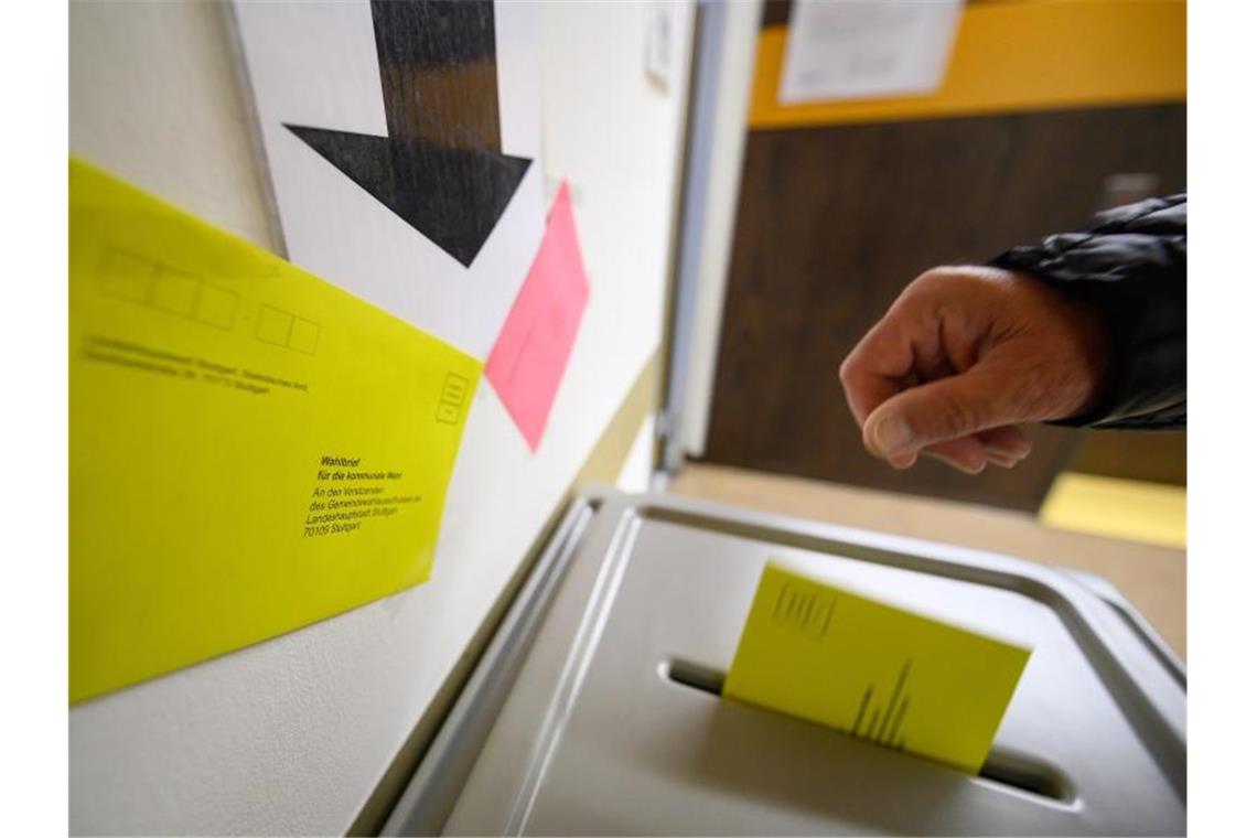 Ein Mann wirft einen Wahlbrief für die Kommunalwahl in Baden-Württemberg in eine Wahlurne. Foto: Sebastian Gollnow/Archivbild
