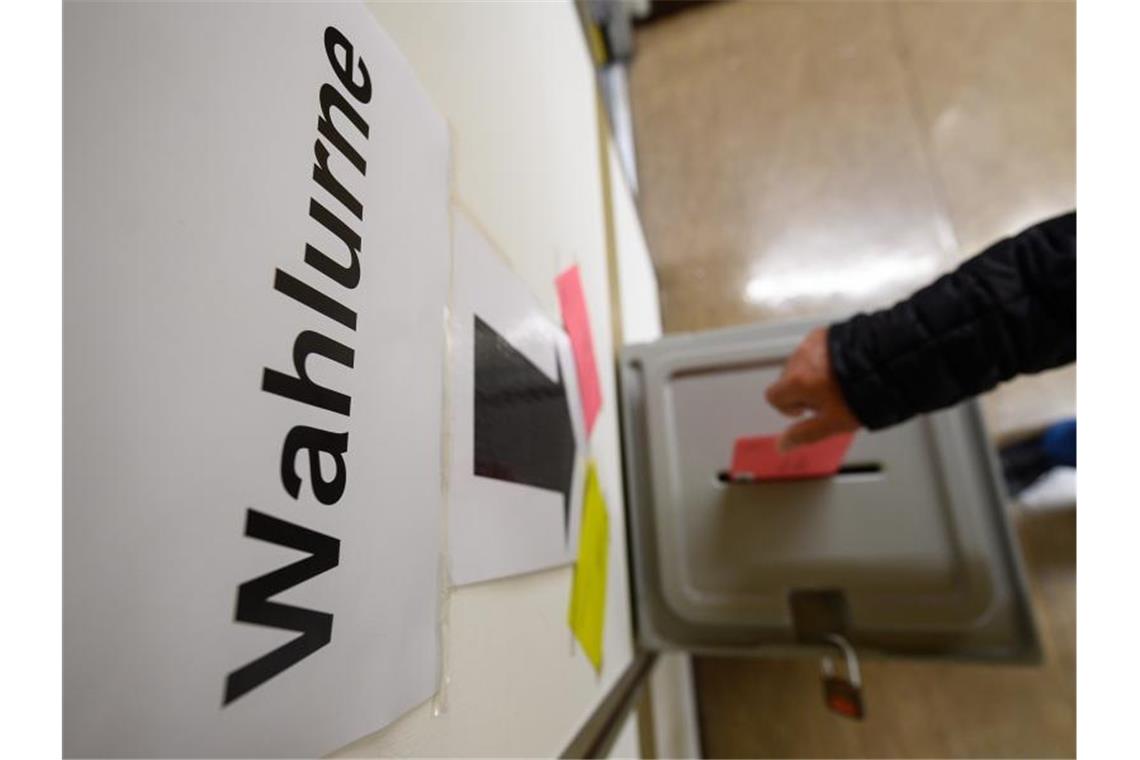 Ein Mann wirft einen Wahlbrief in eine Wahlurne. Foto: Sebastian Gollnow/dpa/Symbolbild
