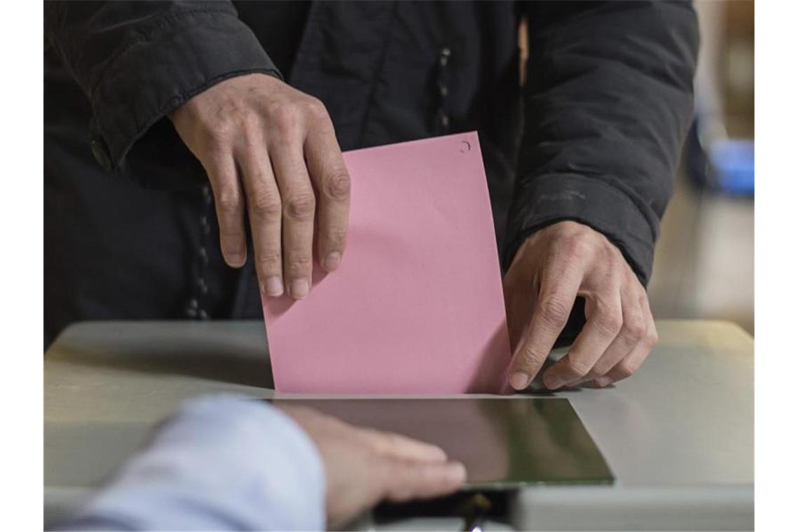 Ein Mann wirft in der Lehenschule seinen Stimmzettel in die Wahlurne. Foto: Wolfram Kastl/Archiv