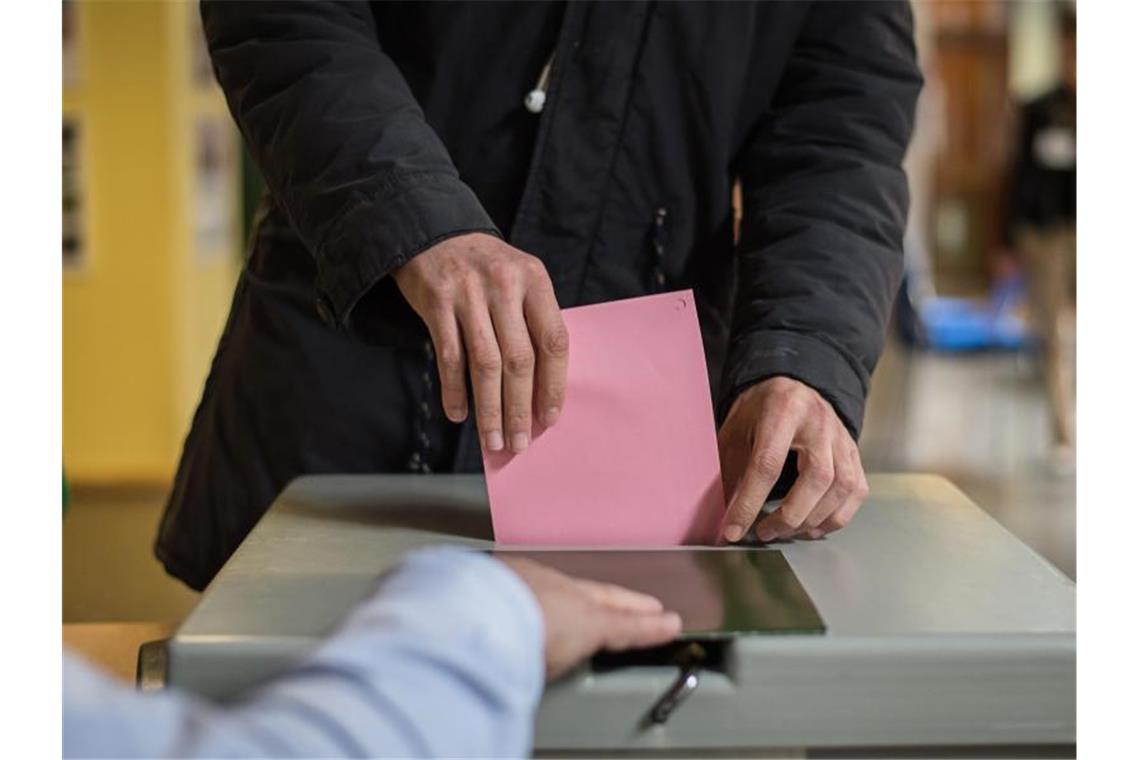 Ein Mann wirft seine Stimme für die Landtagswahl in Baden-Württemberg in die Wahlurne. Foto: Wolfram Kastl/dpa/Archivbild
