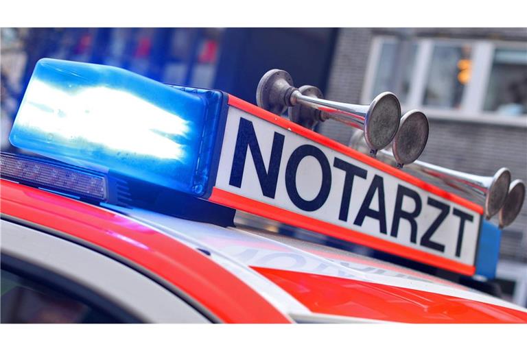 Unfall mit drei Verletzten: Fahrer war „stark alkoholisiert“ Ein Mann wurde nach dem Unfall auf der A8 mit schweren Verletzungen in eine Klinik gefahren. (Symbolbild)