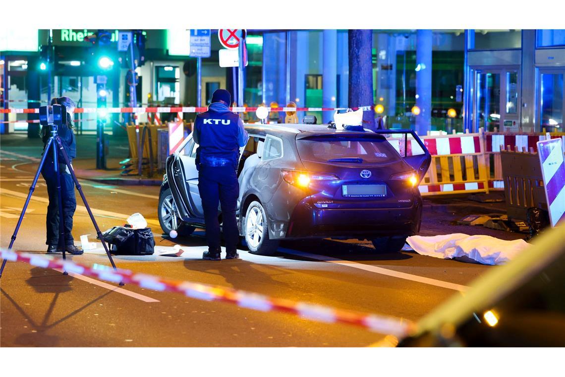 Mann in Düsseldorfer Innenstadt erschossen Ein Mann wurde von Unbekannten auf Rücksitz erschossen.