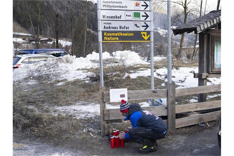 Ein Mann zündet eine Kerze für die Opfer an. Foto: Helmut Moling/AP/dpa