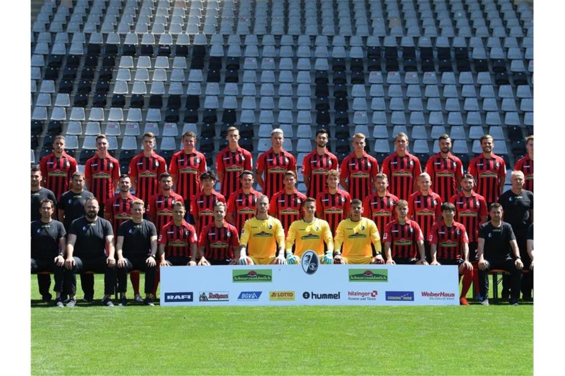 Ein Mannschaftsfoto des SC Freiburg für die Saison 2019/20 im Schwarzwaldstadion. Foto: Patrick Seeger