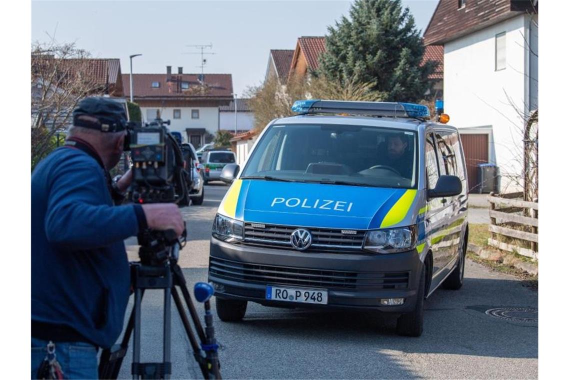 Ein Mannschaftswagen der Polizei steht vor einem Haus in Vogtareuth, in dem drei Tote Menschen aufgefunden worden waren. Foto: Lino Mirgeler/dpa