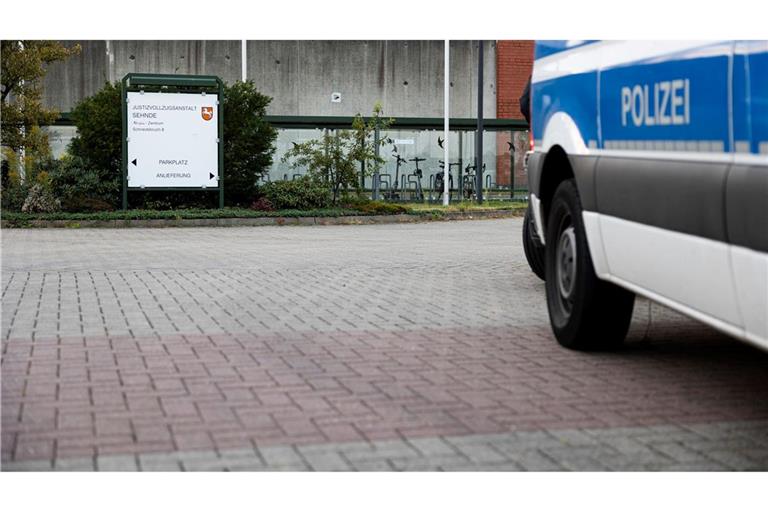 Ein Mannschaftswagen steht vor der JVA.