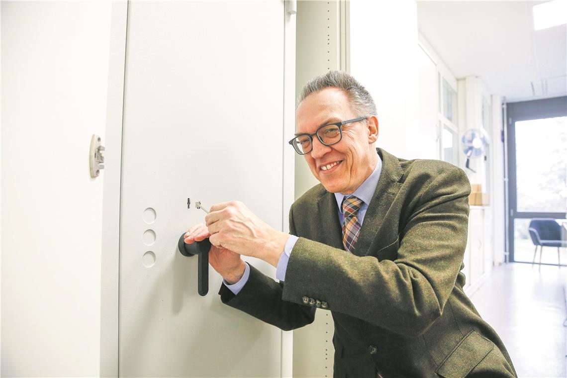 „Der Nervenkitzel nimmt zu“ Ein mannshoher Tresor für einen USB-Stick: Wenn der Datenträger das Backnanger Tausgymnasium wenige Tage vor Prüfungsbeginn per Post erreicht, sperrt ihn Schulleiter Udo Weisshaar bis zum Prüfungstag hier ein. Selbst wenn der Tresor aufgebrochen würde, kämen die Diebe nicht an die Daten, da diese verschlüsselt sind. Foto: A. Becher
