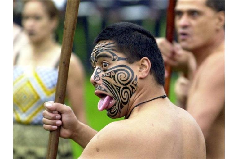 Ein Maori vom Stamm der Te Atiawa begrüßt einen hohen Gast mit der traditionellen Empfangsgeste Whakawaha. Neuseeland will ab kommendem Jahr das Neujahrsfest Matariki der Maori-Ureinwohner als gesetzlichen Feiertag begehen. Foto: Ralf Hirschberger/dpa-Zentralbild/dpa