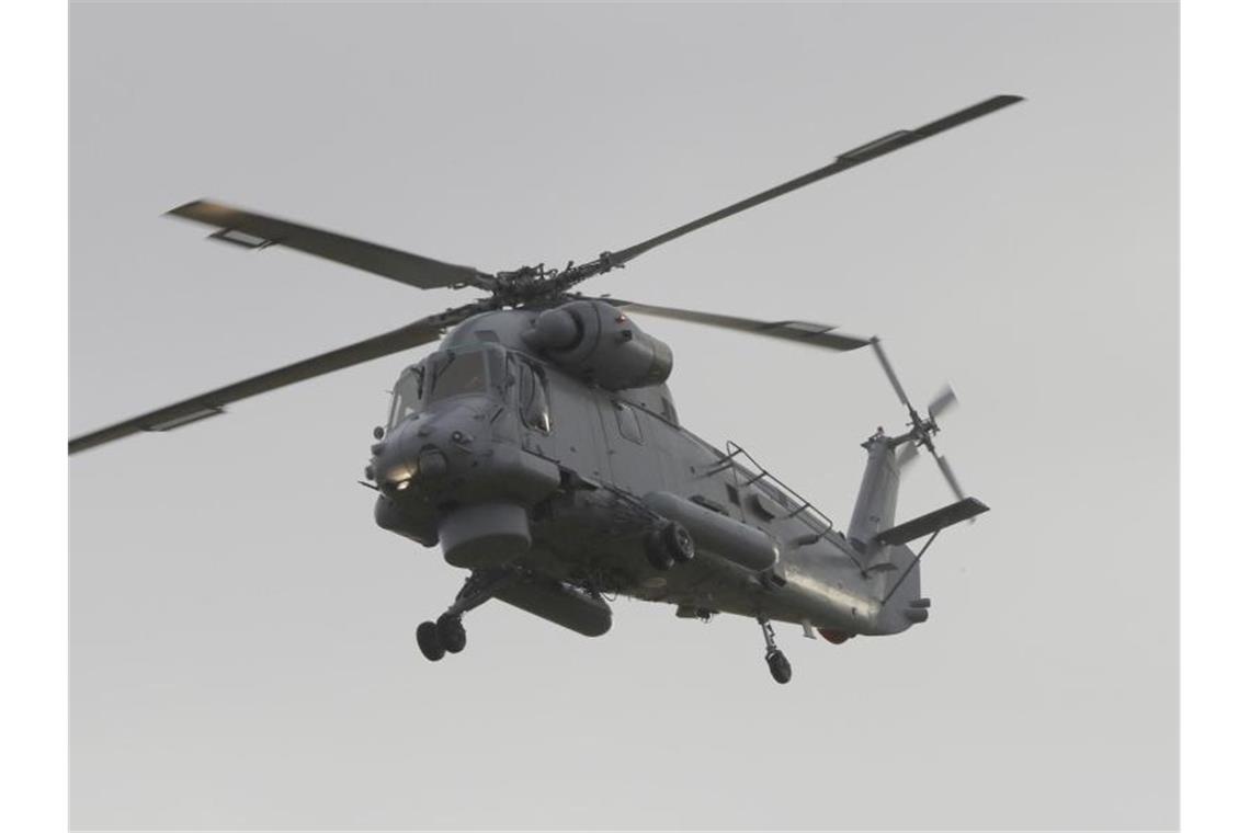 Ein Marinehubschrauber kehrt im Rahmen der Bergungsaktion der Opfer zum Whakatane Airport zurück. Foto: Mark Baker/AP/dpa