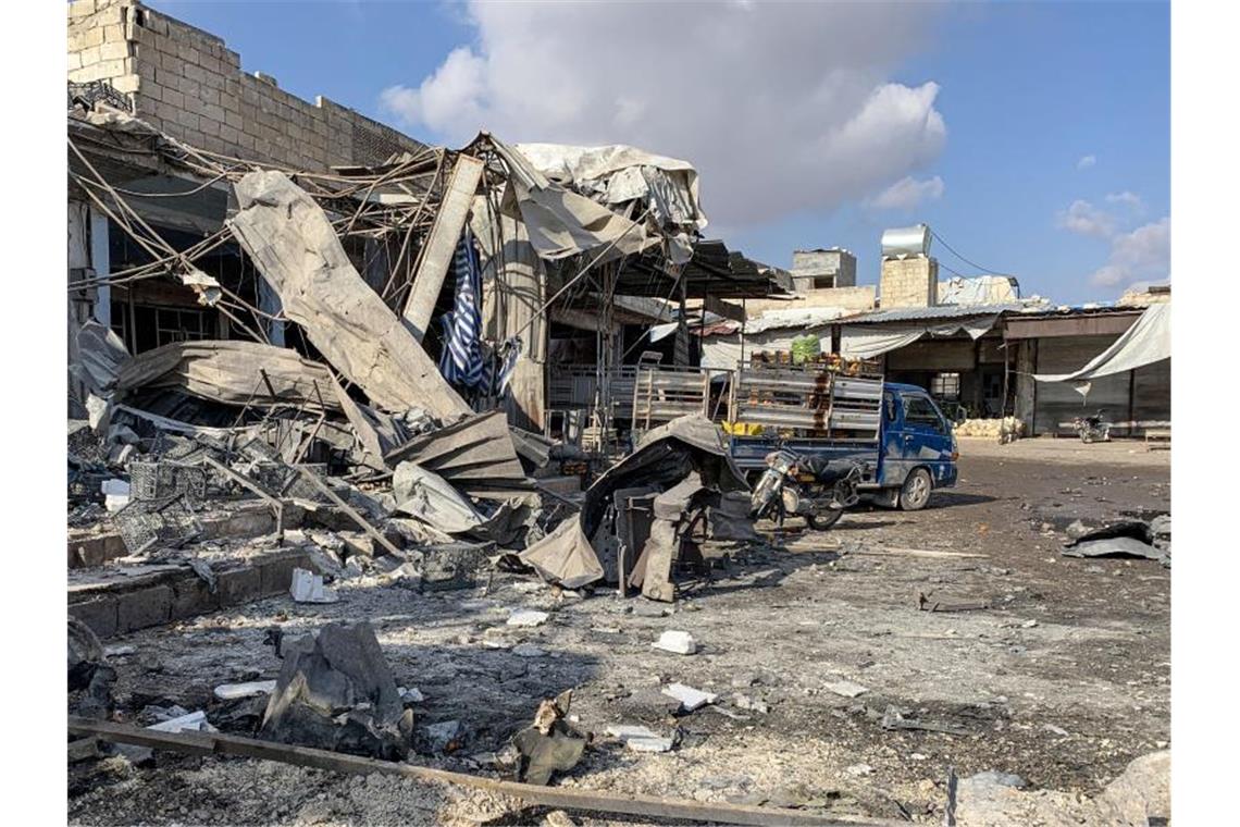 Ein Markt in Idlib ist bei einem Luftangriff komplett verwüstet worden. Foto: Mustafa Dahnon/dpa