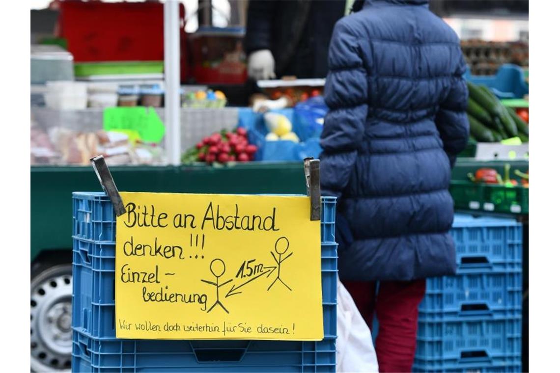 Erste Hamsterkäufe treiben Umsätze im Einzelhandel Ein Marktstand in Weimar. Foto: Frank May/dpa