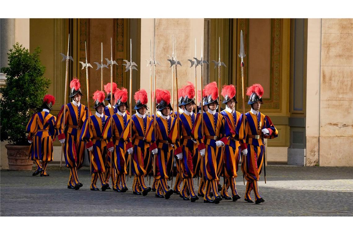 Ein Marsch mit roten Federhüten und gestreiften Overalls: Die Mitglieder der päpstlichen Schweizergarde warten auf die Schweizer Bundespräsidentin Amherd. Sie nimmt heute bei einer Privataudienz bei Papst Franziskus im Vatikan teil.