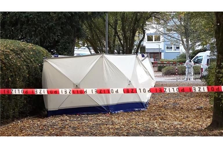 Ein maskierter Mann hat auf eine Frau eingestochen, als sie ihr Wohnhaus in Bremen verließ. Auch ihr Sohn wurde verletzt.