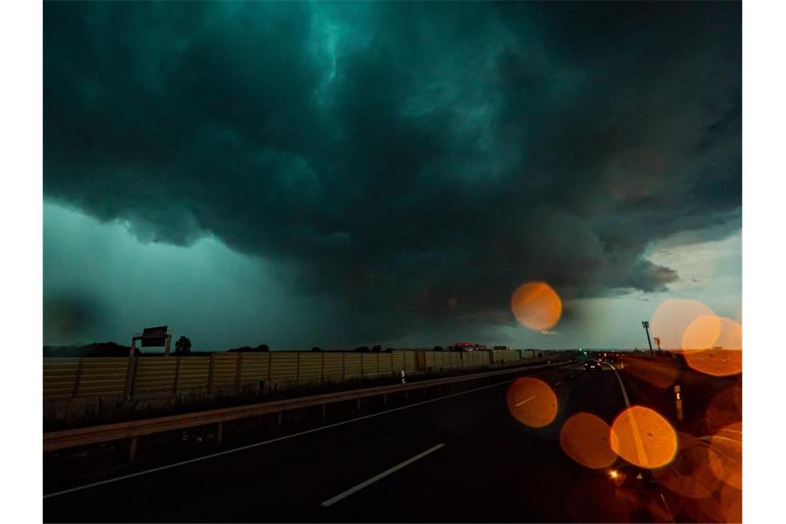 Tausende Fahrgäste von Unwetterfolgen betroffen Ein massives Unwetter zieht über die A8 bei Esslingen und Stuttgart auf. Foto: Alexander Hald/vmd-images/dpa