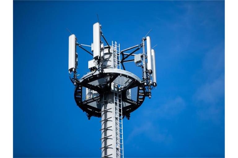 Ein Mast mit verschiedenen Antennen von Mobilfunkanbietern. Foto: Jens Büttner/zb/dpa