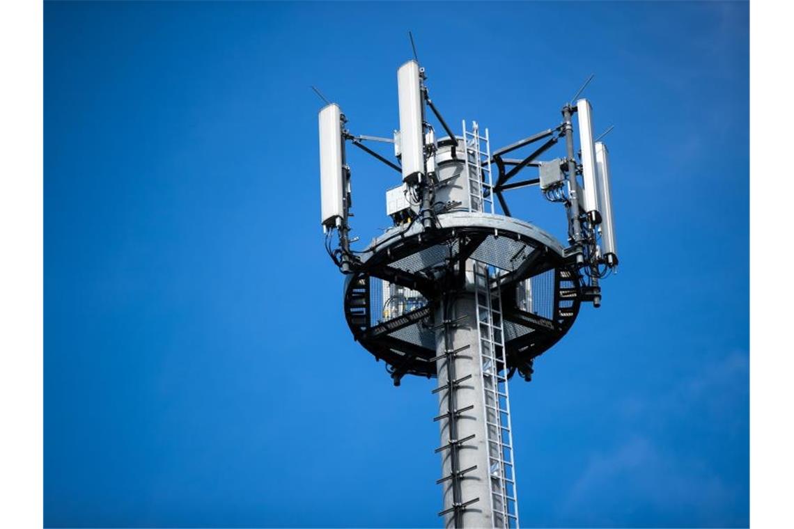 Ein Mast mit verschiedenen Antennen von Mobilfunkanbietern. Foto: Jens Büttner/zb/dpa/Archivbild