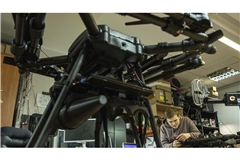 Ein Mechaniker fertigt Bauteile für eine ukrainische Kampfdrohne irgendwo in einer Fabrik im Großraum Kyiv.