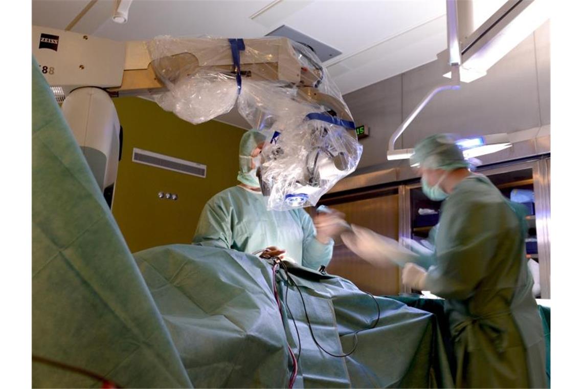 Ein Mediziner in einer Klinik in Baden-Württemberg während einer OP. Foto: Felix Kästle/dpa/Symbolbild