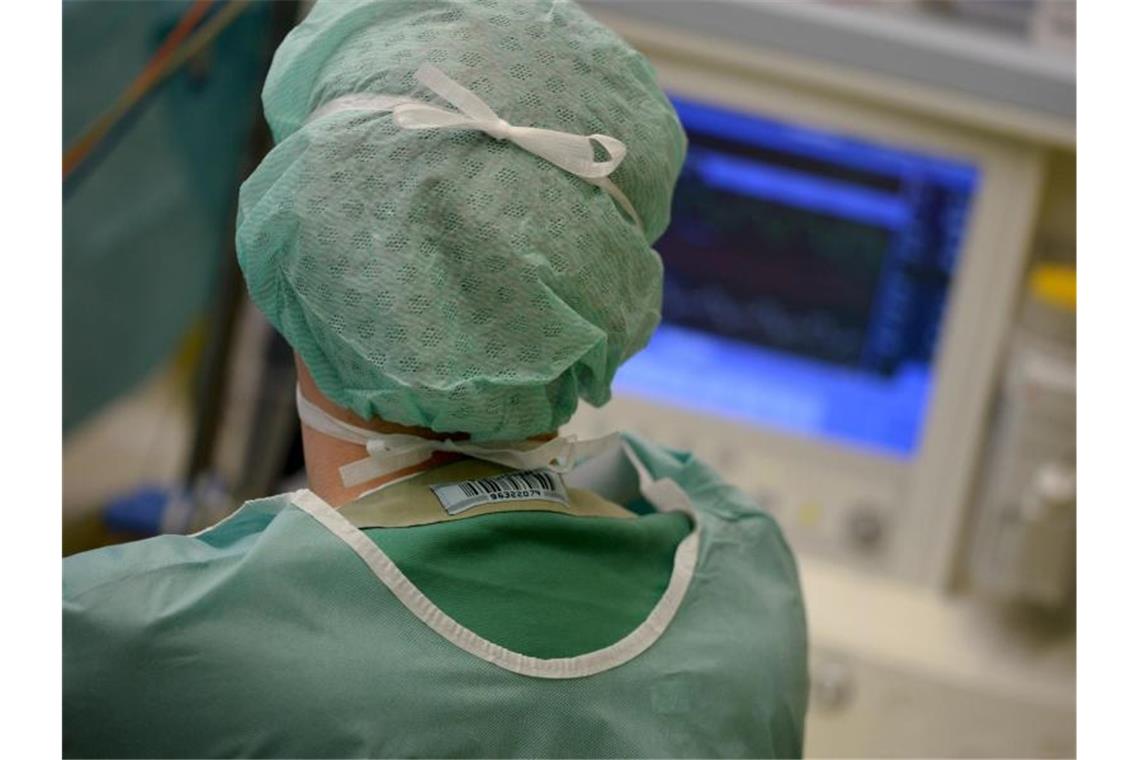 Verband: Einstellen auf Verschiebung von Operationen Ein Mediziner schaut während einer Operation auf einen Überwachungs-Monitor. Foto: Felix Kästle/dpa/Symbolbild
