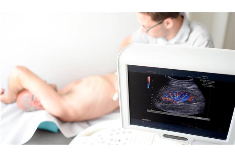Ein Mediziner untersucht die Niere eines Patienten mit einem Ultraschallgerät